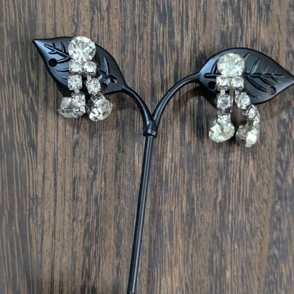 Vintage 1930s-50s Rhinestone Waterfall Style  tone Clip-On Earrings Jewelry - Picture 4 of 7